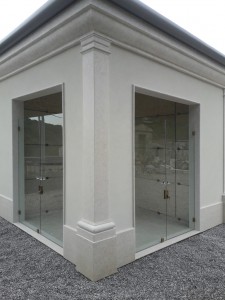 tomba di famiglia cappella funeraria vetra srl porte in vetro  satinato trasparente sabbiato decorato formelle murrina battenti va e vieni treviso pordenone udine portogruaro padova mestre (11)